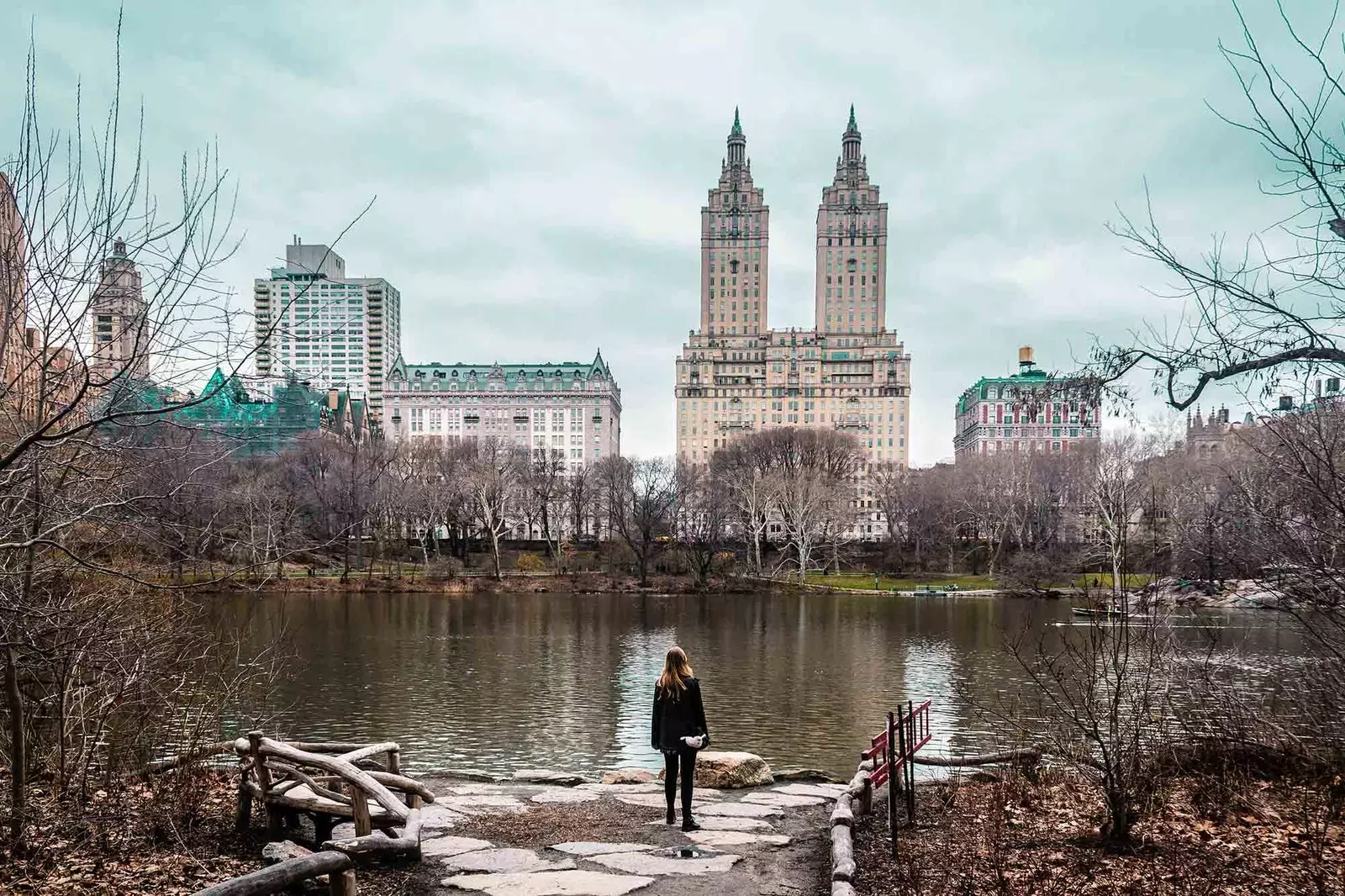 Garota no lago Central Park no inverno de Nova York