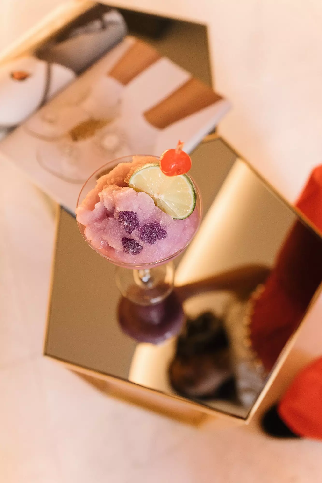 Violettes Eis von der Eugenie Bar im Barceló Emperatriz Hotel