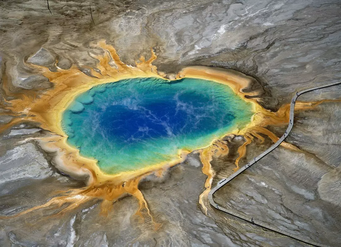 Yellowstone'i rahvuspargi suur prismaatiline allikas.