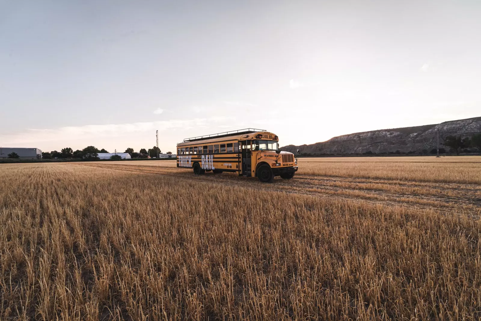 Szkolny autobus American Truck Rail, który kursuje przez Hiszpanię.