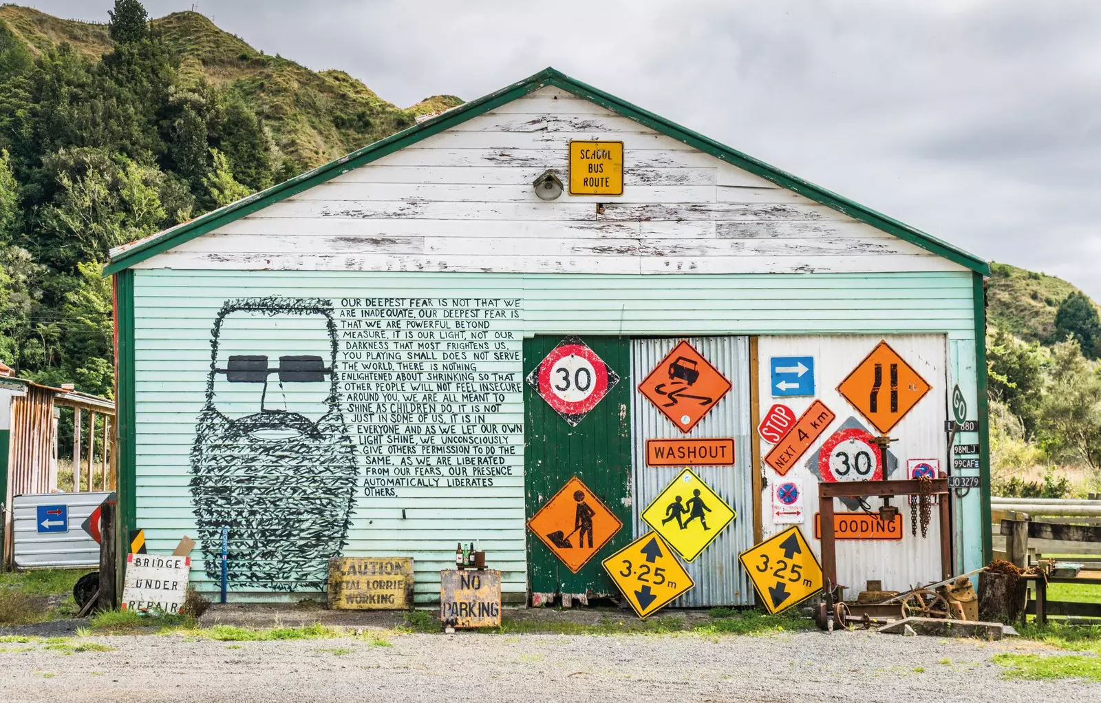 Một trong những mặt tiền của thị trấn đáng kinh ngạc ở Cộng hòa Whangamomona, New Zealand.