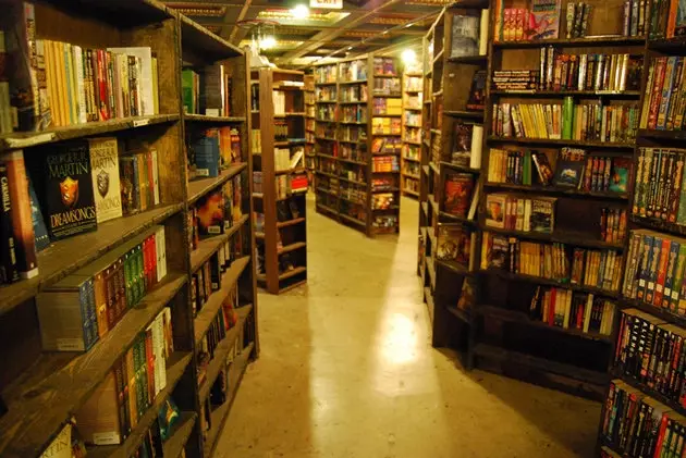 The Last Bookstore تابوت رقم من الكتب