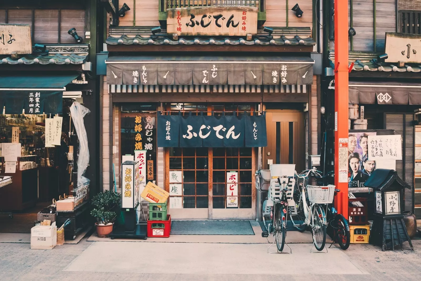 Muka depan kedai tradisional Tokyo dengan pintu gelangsar klasik.