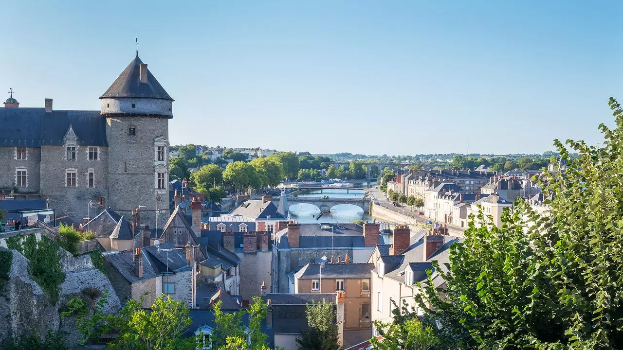 Laval, die französische mittelalterliche Stadt, um zwischen Naiven und Surrealisten zu navigieren