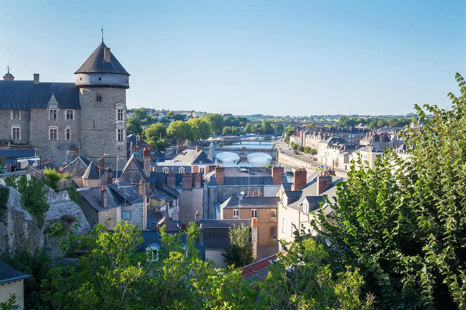 Laval déi franséisch mëttelalterlech Stad fir tëscht Naïfen a Surrealisten ze navigéieren