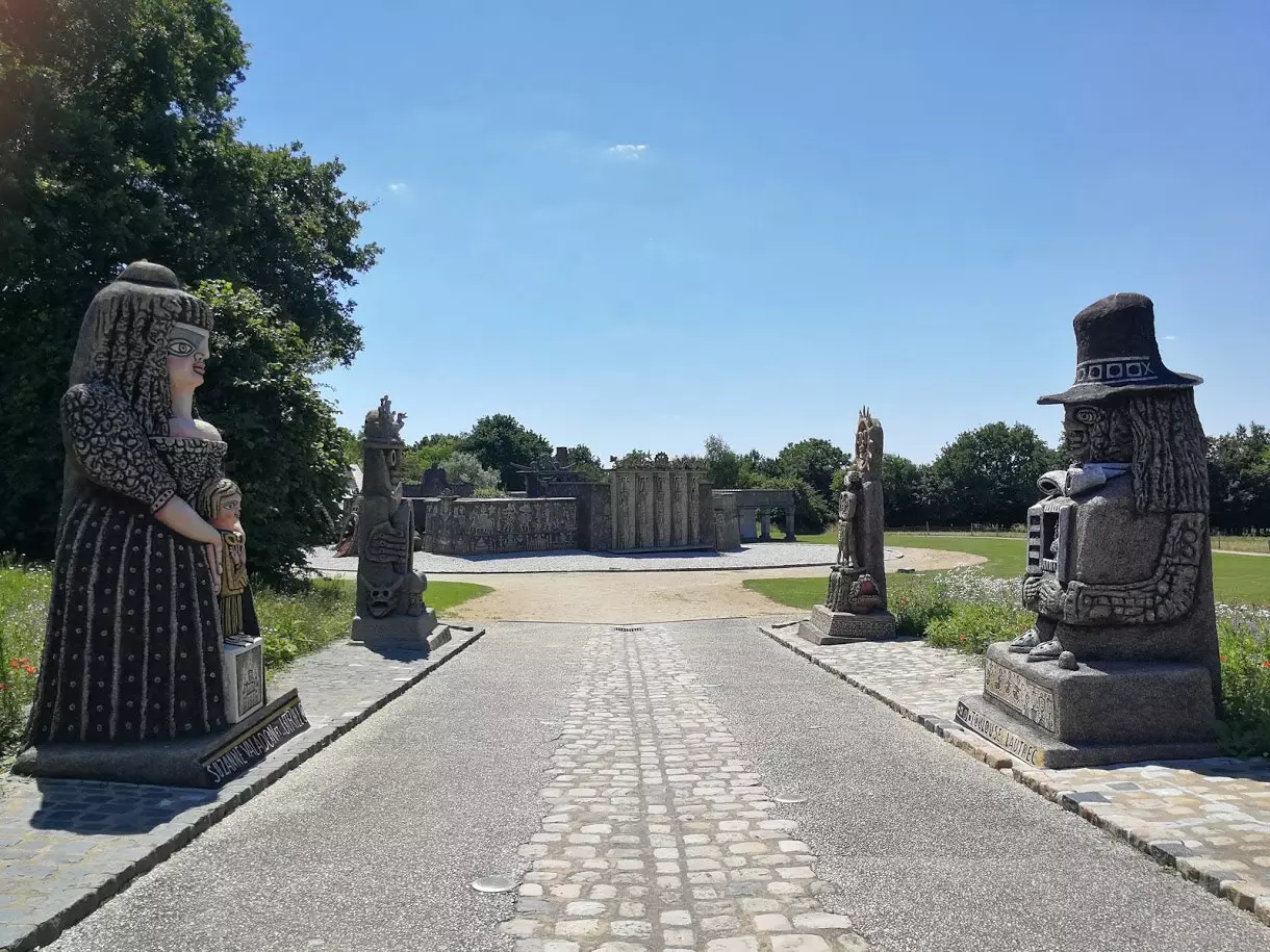 Laval déi franséisch mëttelalterlech Stad fir tëscht Naïfen a Surrealisten ze navigéieren