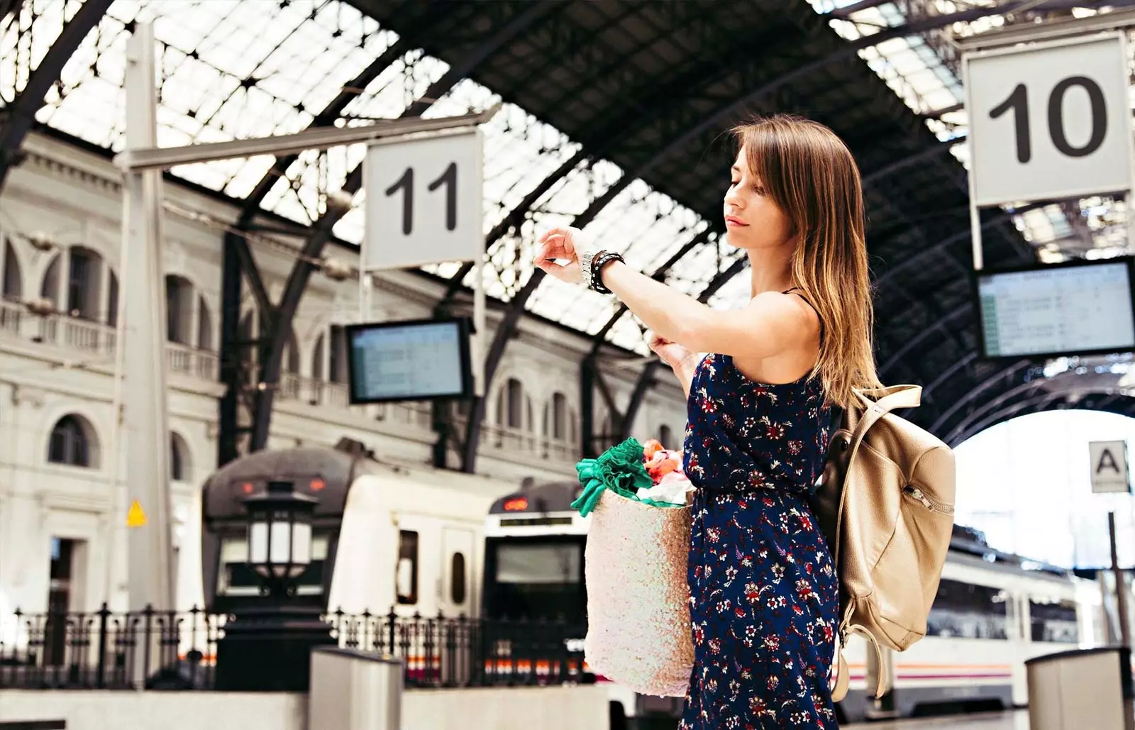 fille regardant l'horloge de la gare de BARCELONE