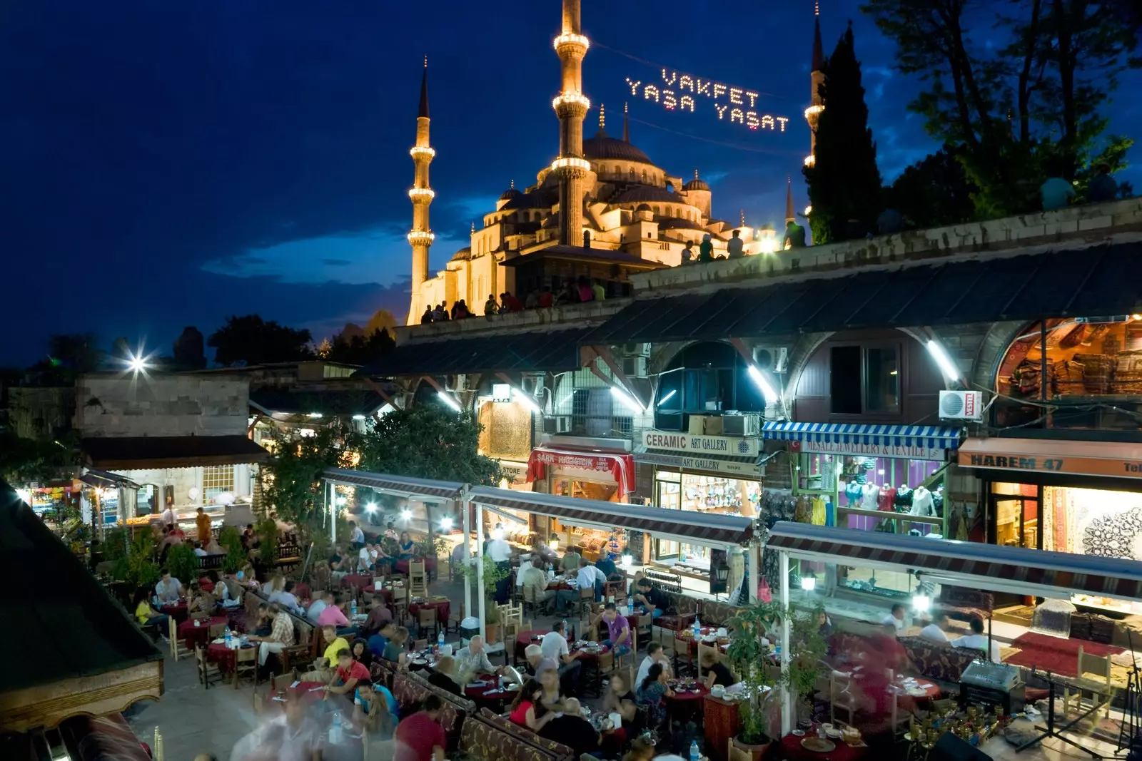 B93758 Déi Blo Moschee oder Sultan Ahmet Moschee 1609 1616 Restaurant Sultanahmet Distrikt Istanbul Tierkei