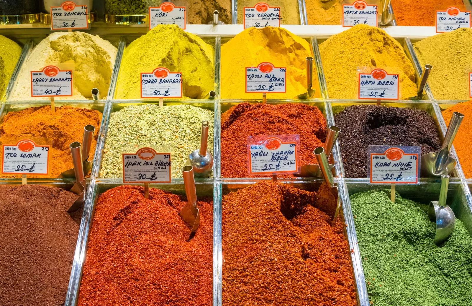 Épices dans un bazar à Istanbul.