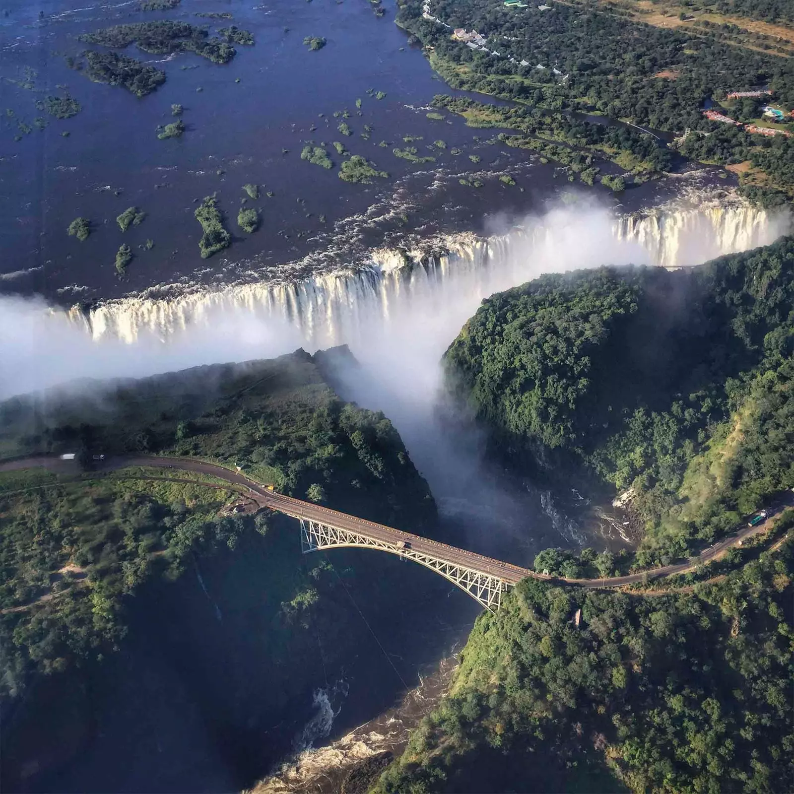 Legendarny most Victoria Falls z powietrza