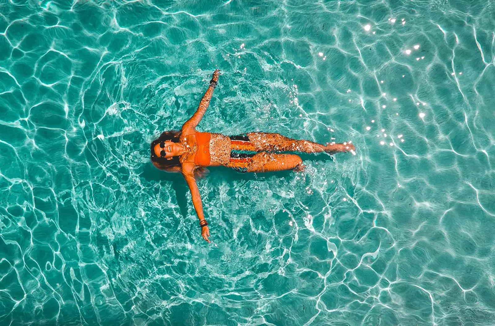 Donna in una piscina