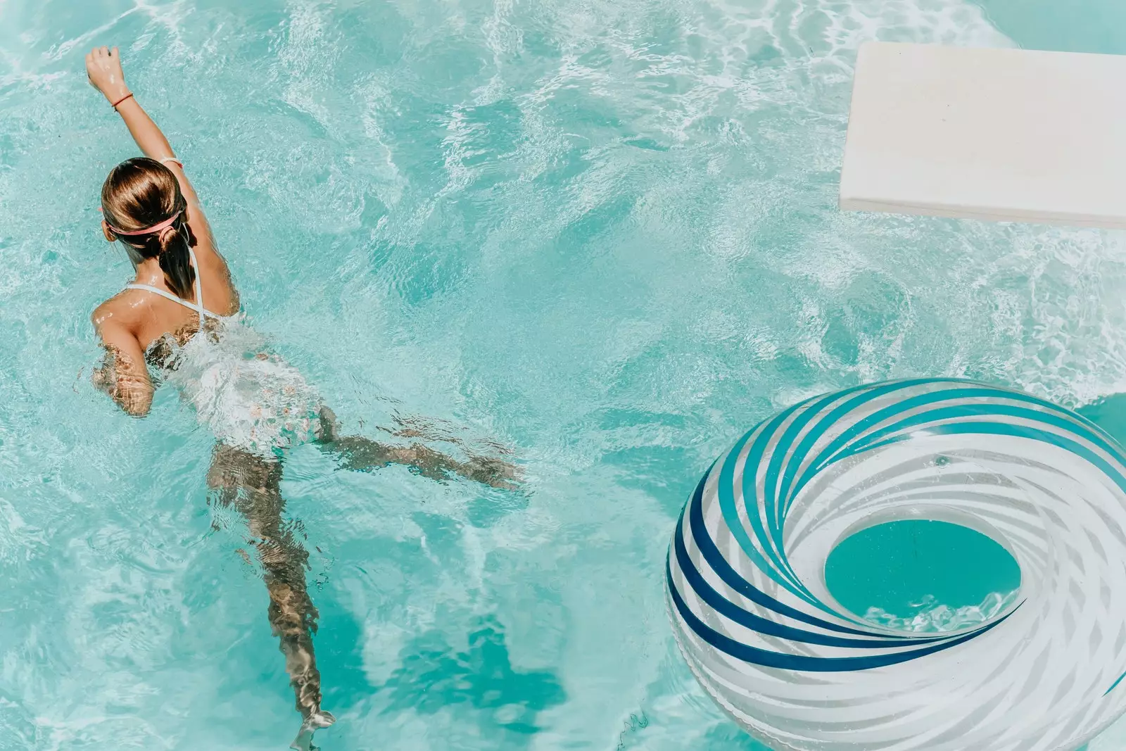 Donna che nuota in una piscina