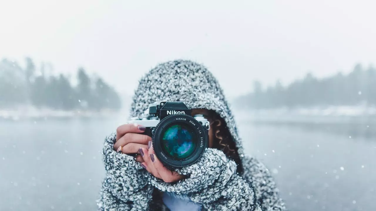 Хэрэв та аялалаасаа фотонтой буцахыг хүсвэл Хар Баасан гарагийг ашиглан рефлекс камер худалдаж аваарай