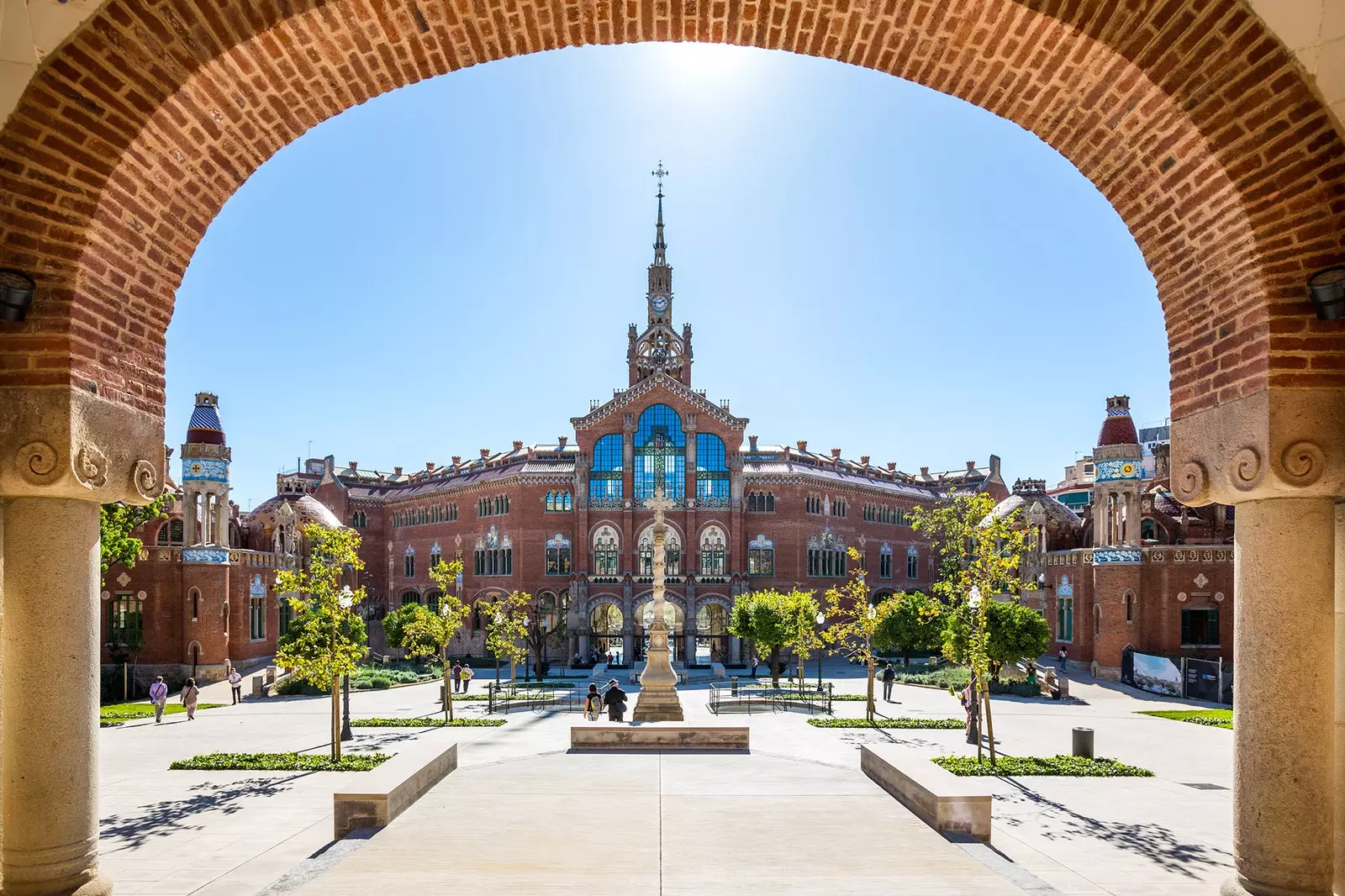 De modernistische omheining van het Hospital de la Santa Creu i Sant Pau