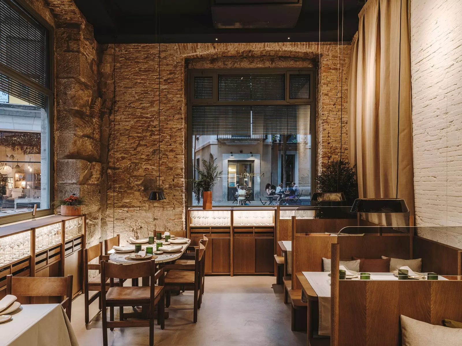 Interieur van het restaurant ontworpen door Andreú Carulla.