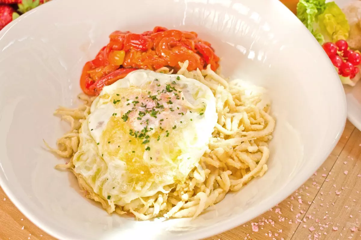 Whitebait con uova fritte e peperoni arrostiti