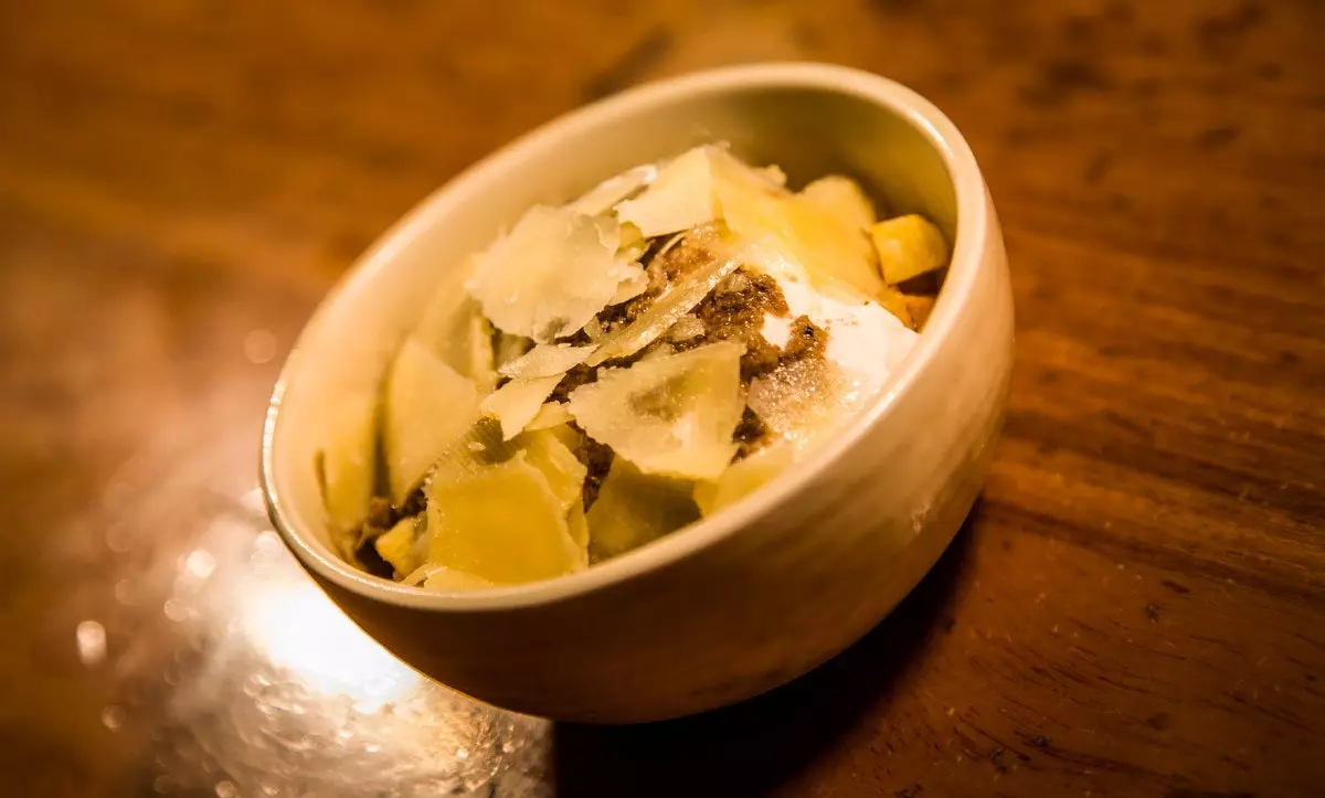 Telur negara truffle dengan parmesan