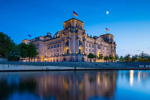 Reichstag adalah tiga dalam satu