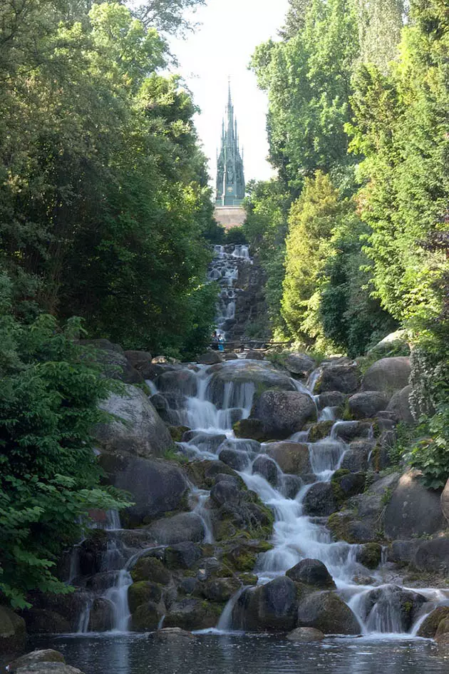 Ein Wasserfall in der Viktoriapark Innenstadt