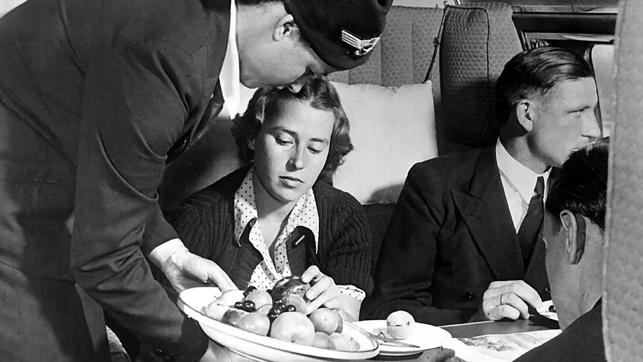 Posso togliermi la maschera per mangiare in aereo?