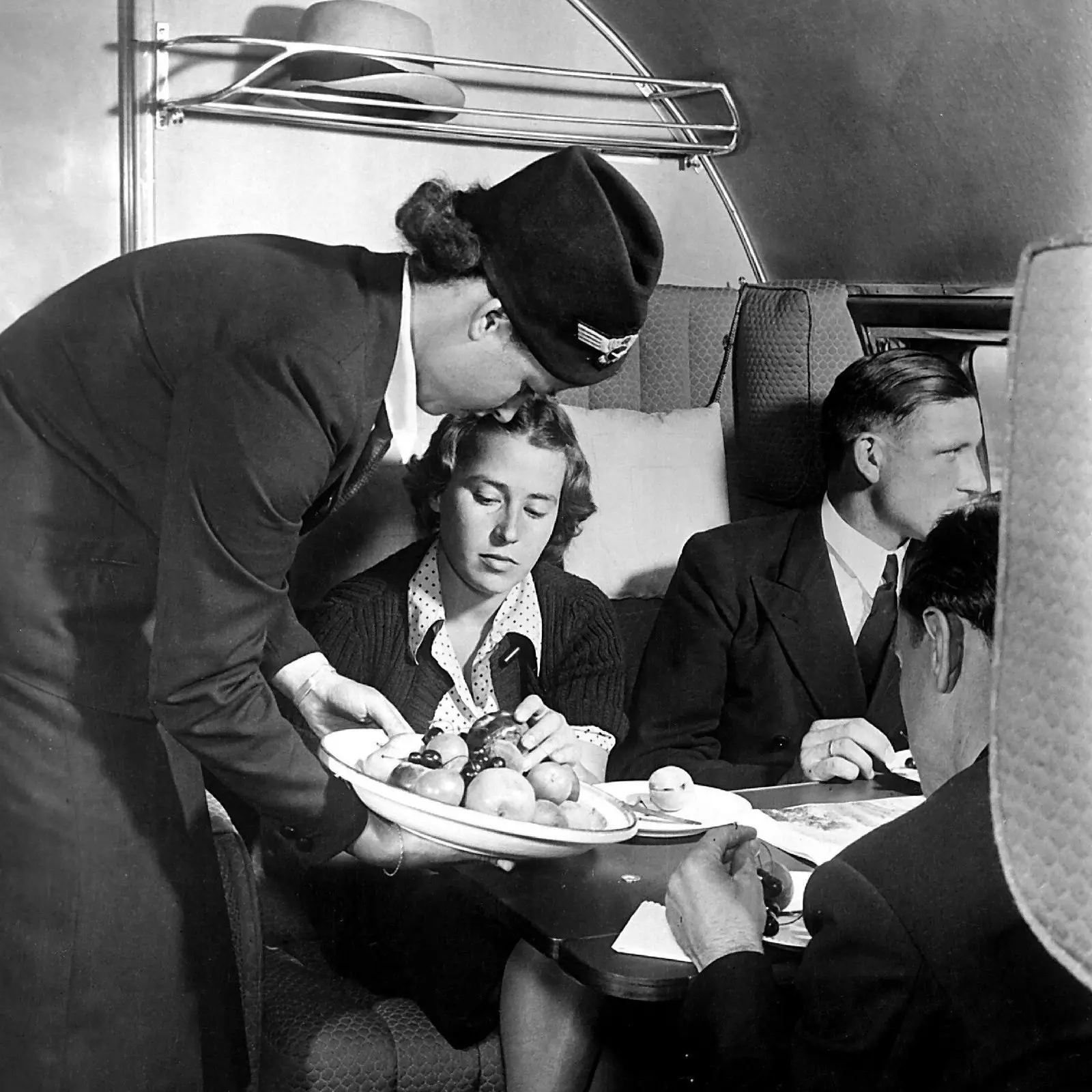 Essen in einer Lufthansa-Maschine in den 1930er Jahren