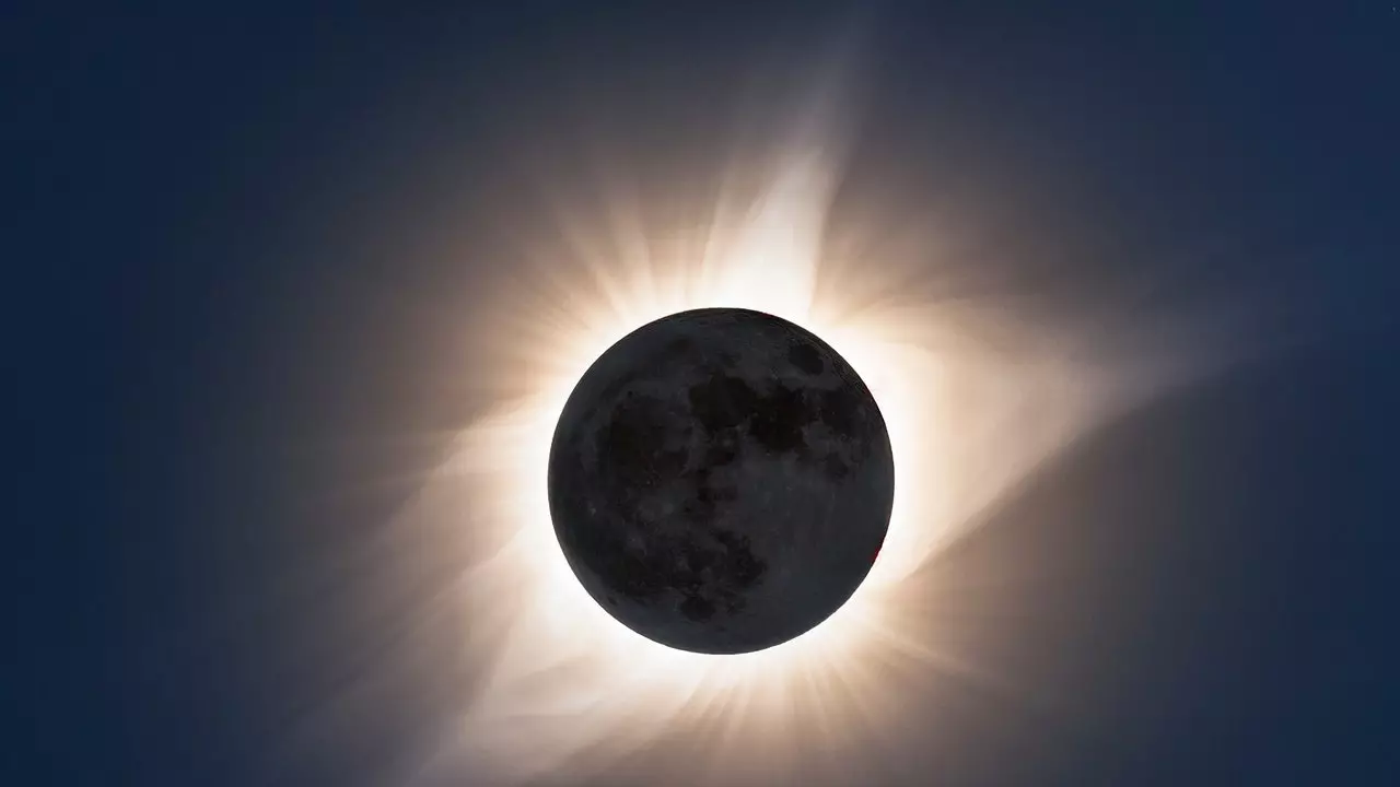 The total solar eclipse that occurs every 400 years will be seen in Antarctica: enjoy it on this cruise