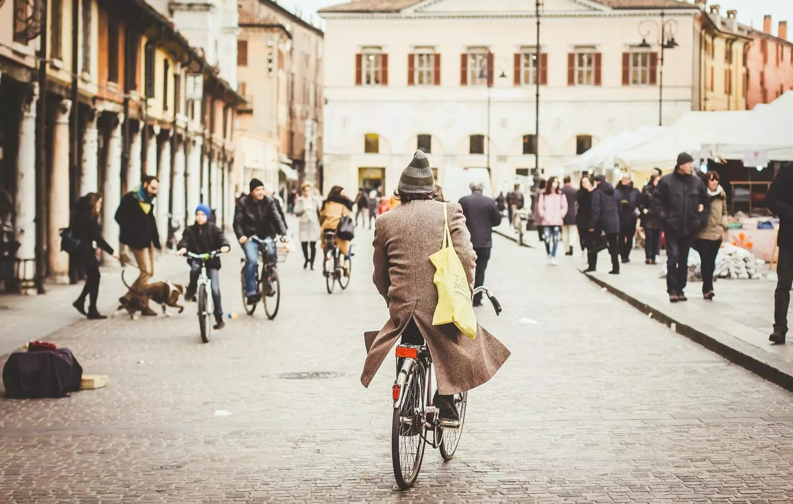 man op de fiets