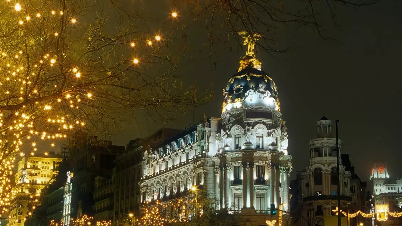 Weihnachten kommt nach Madrid mit dem Anzünden der Lichter