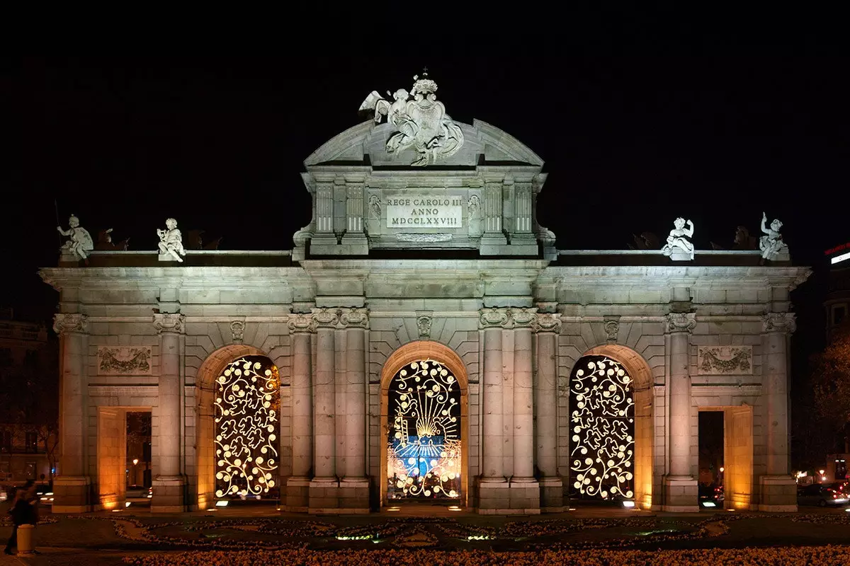 Puerta de Alcal obnovuje svoje vianočné osvetlenie