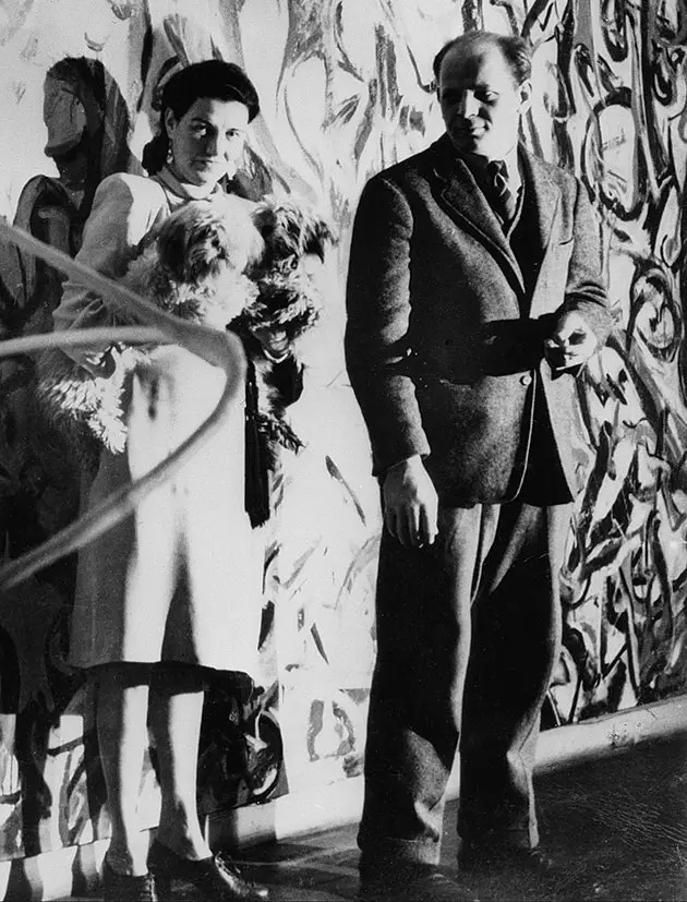 Maelezo Peggy Guggenheim na Jackson Pollock mbele ya Mural kwenye lango la makazi ya Guggenheim siku ya kwanza...