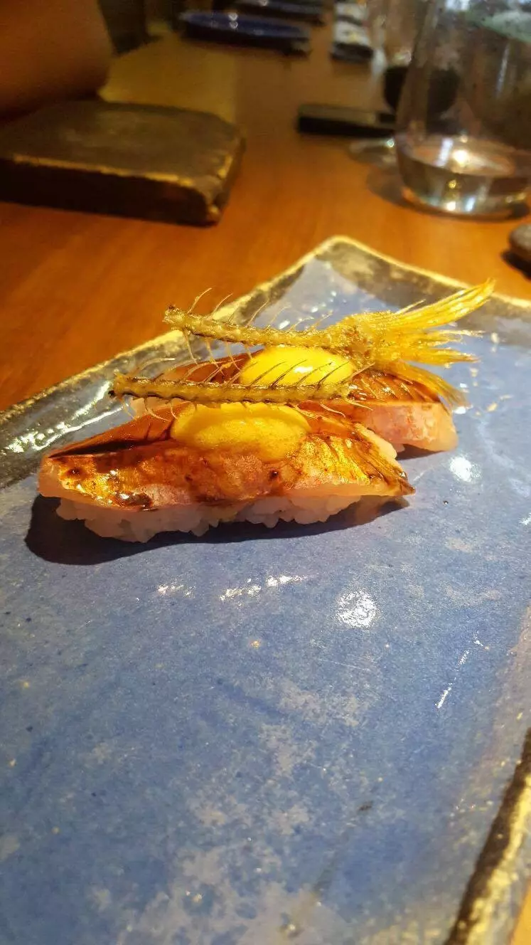 Rode mul nigiri met pil pil uit de kop en gebakken Umiko wervelkolom