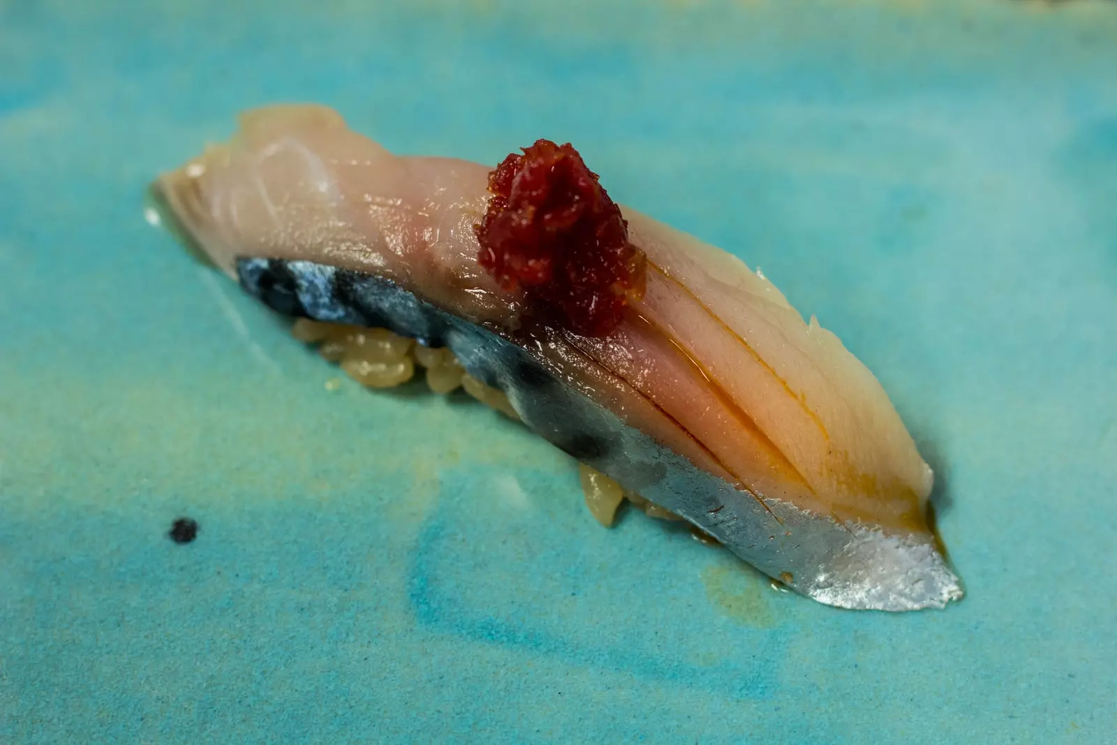 Makréla nigiri paradicsommal