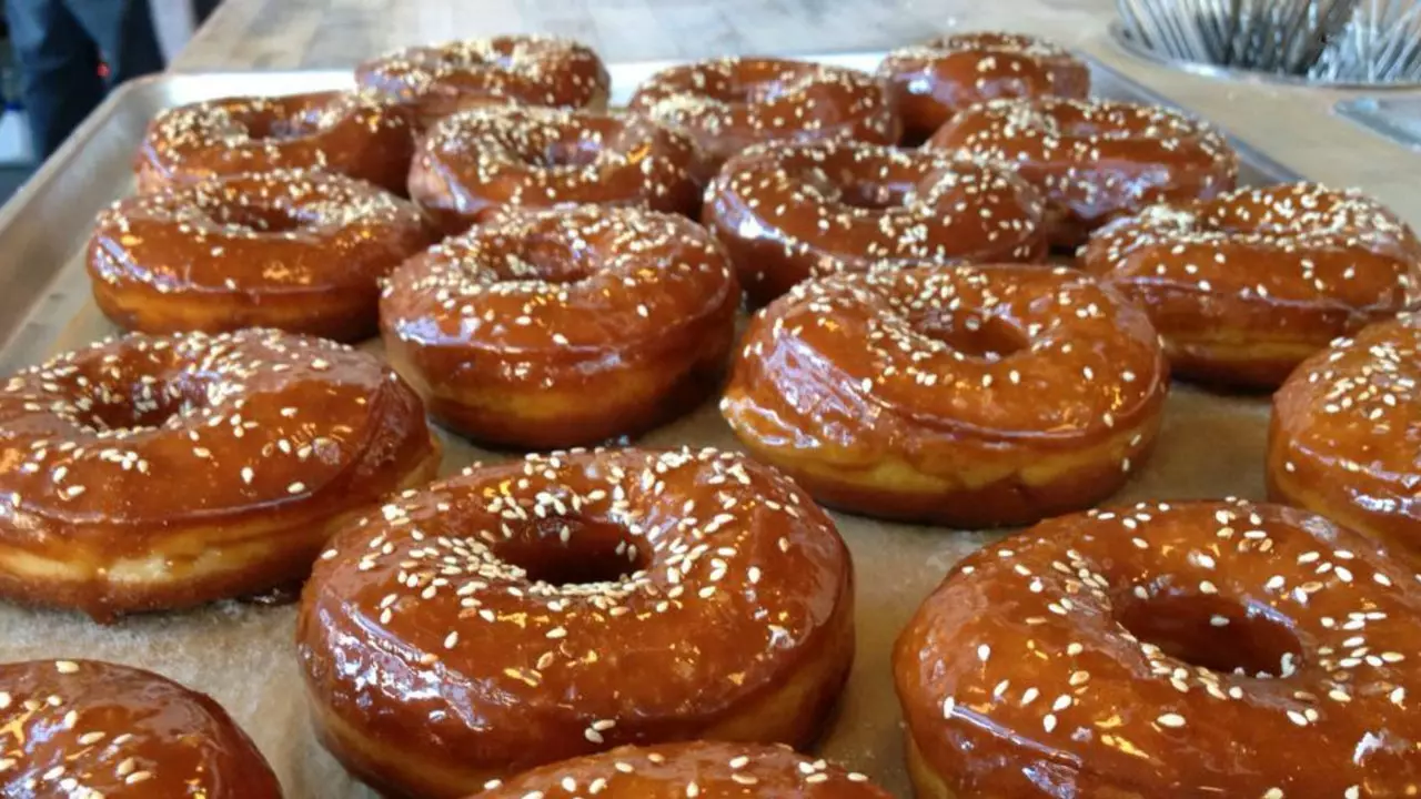 Donutlar yangi ingredient bilan maydalangan bo'laklarni tayyorlaydi: likyor (barcha shakllarda)