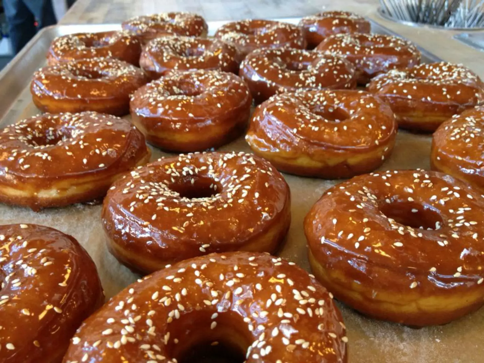 Sezamový a karamelový donut