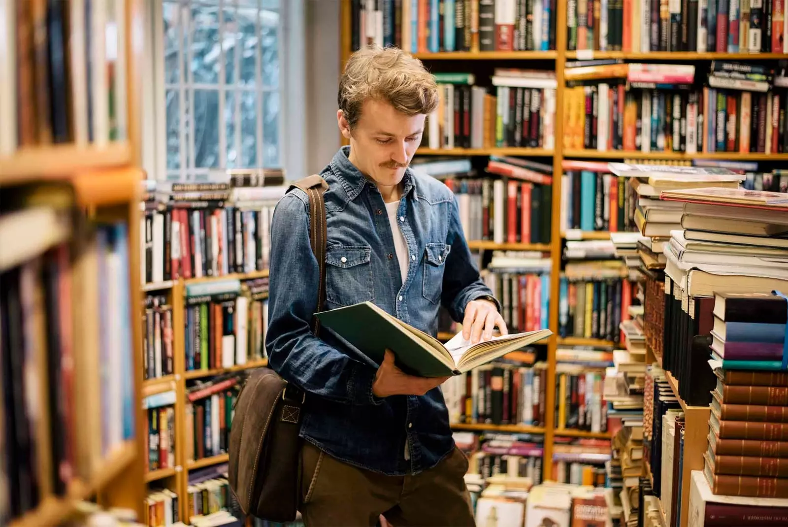 Mann liest im Buchladen