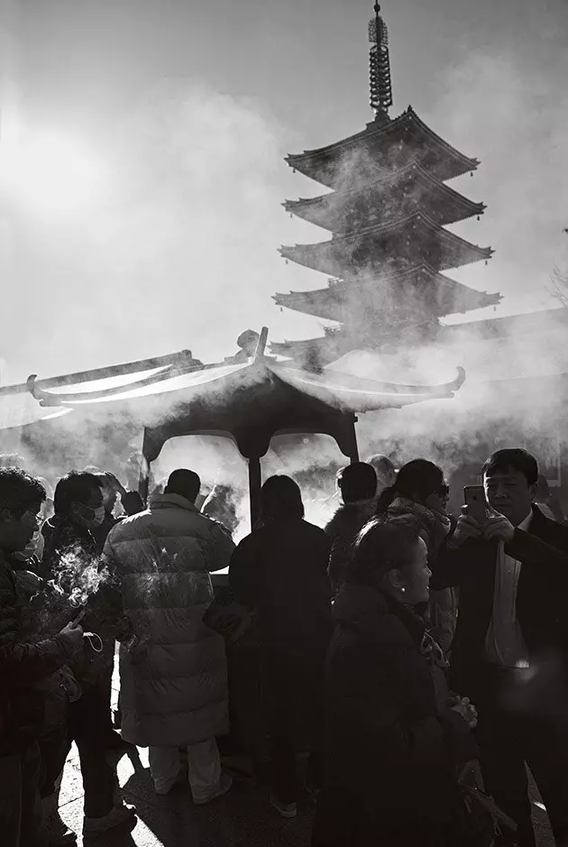 Devots a Sensoji el temple ms antic de Tòquio