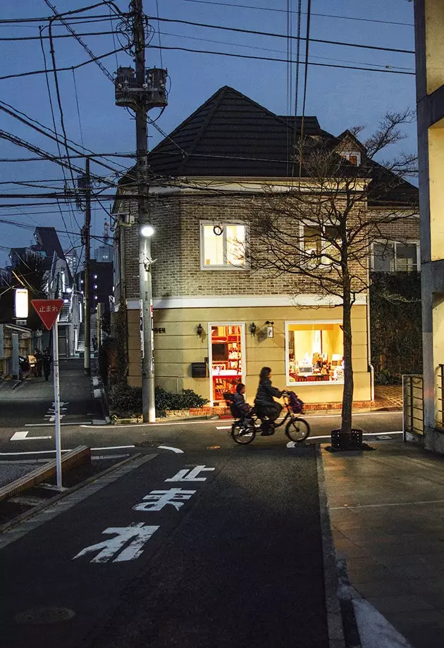 Faire du vélo dans le quartier de Shibuya