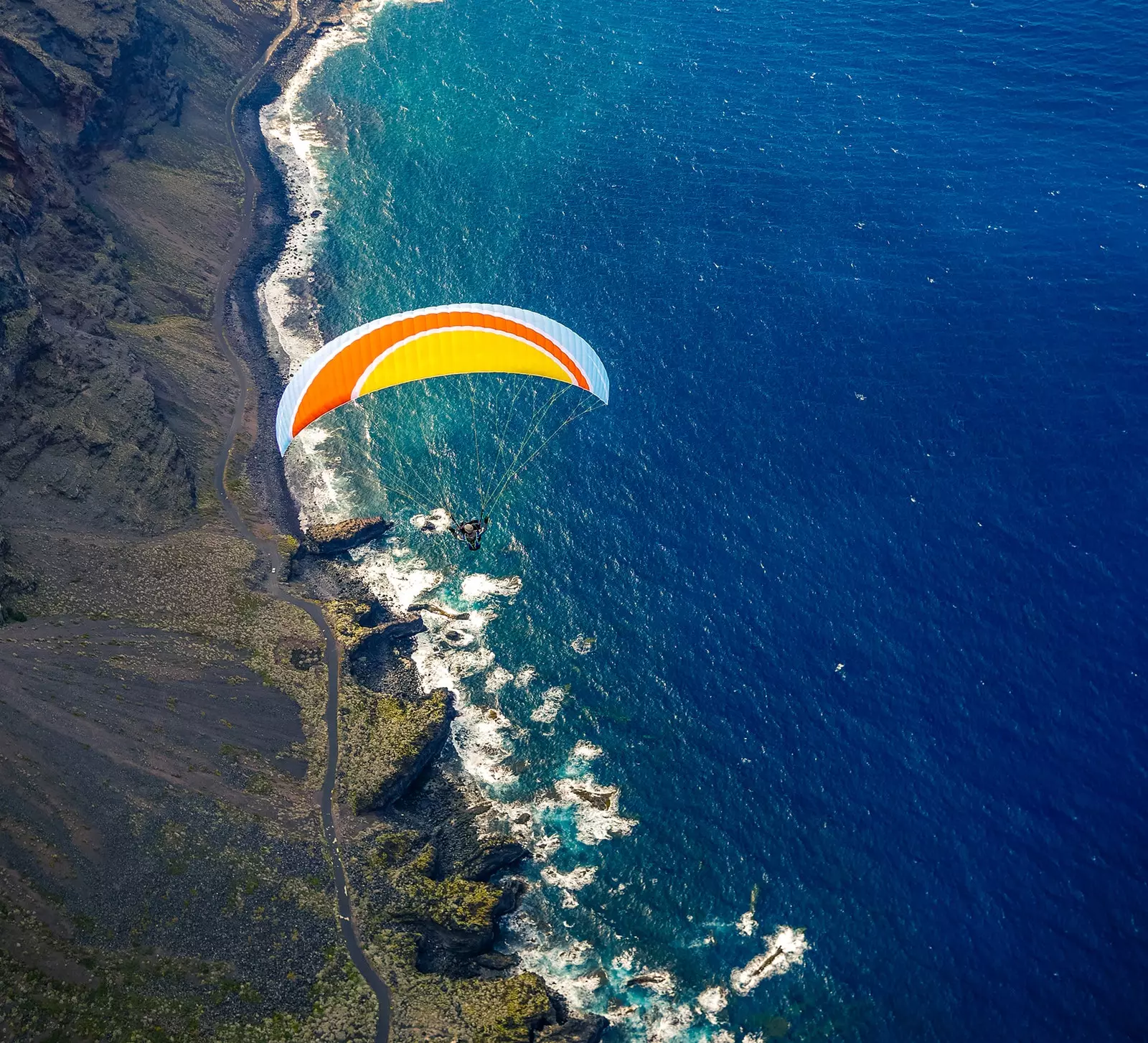 Đi dù lượn trên Isla del Hierro ở thị trấn Sabinosa.