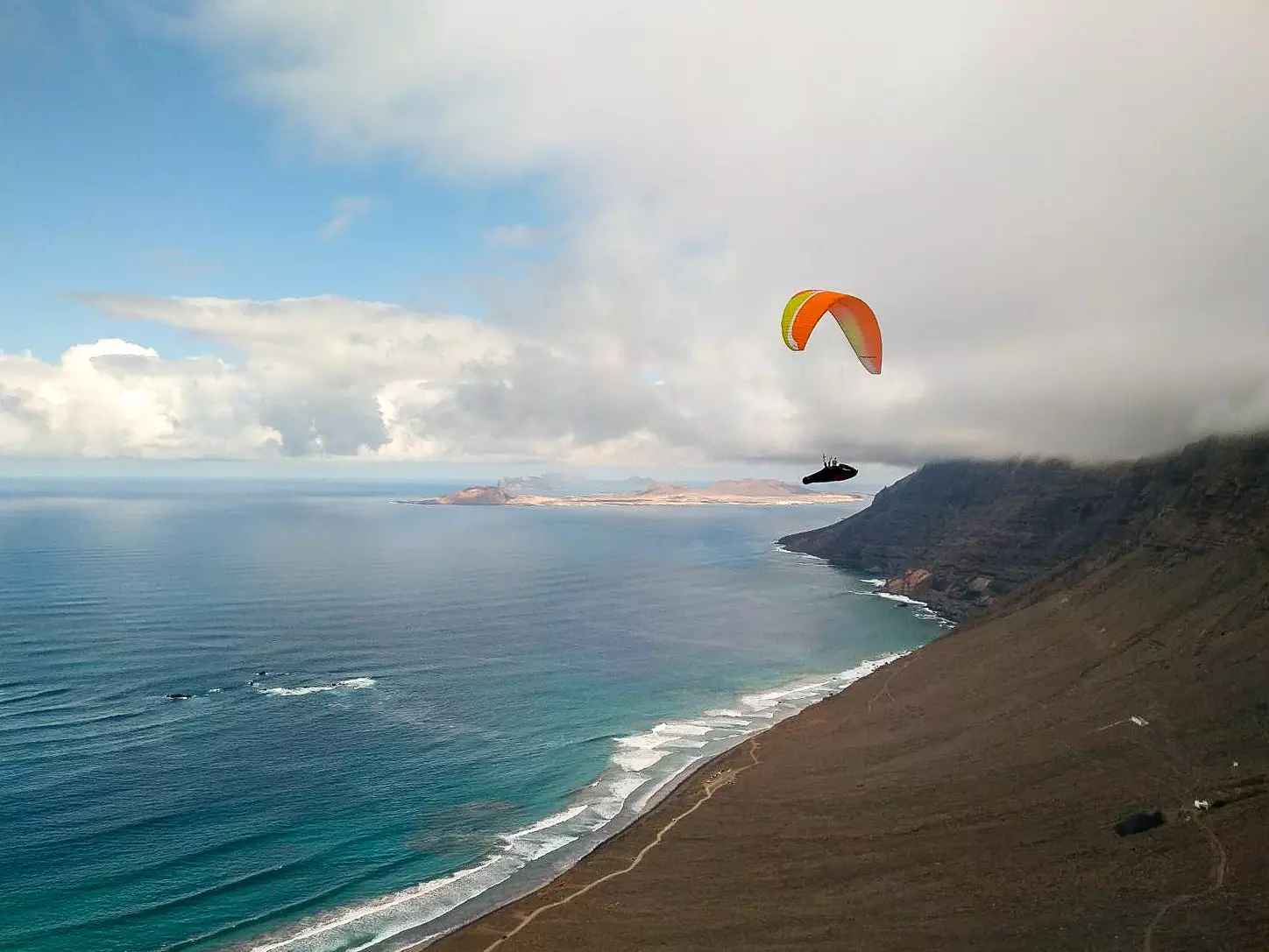 Paragliding vum Mirador del Río Hang op Tenerife.