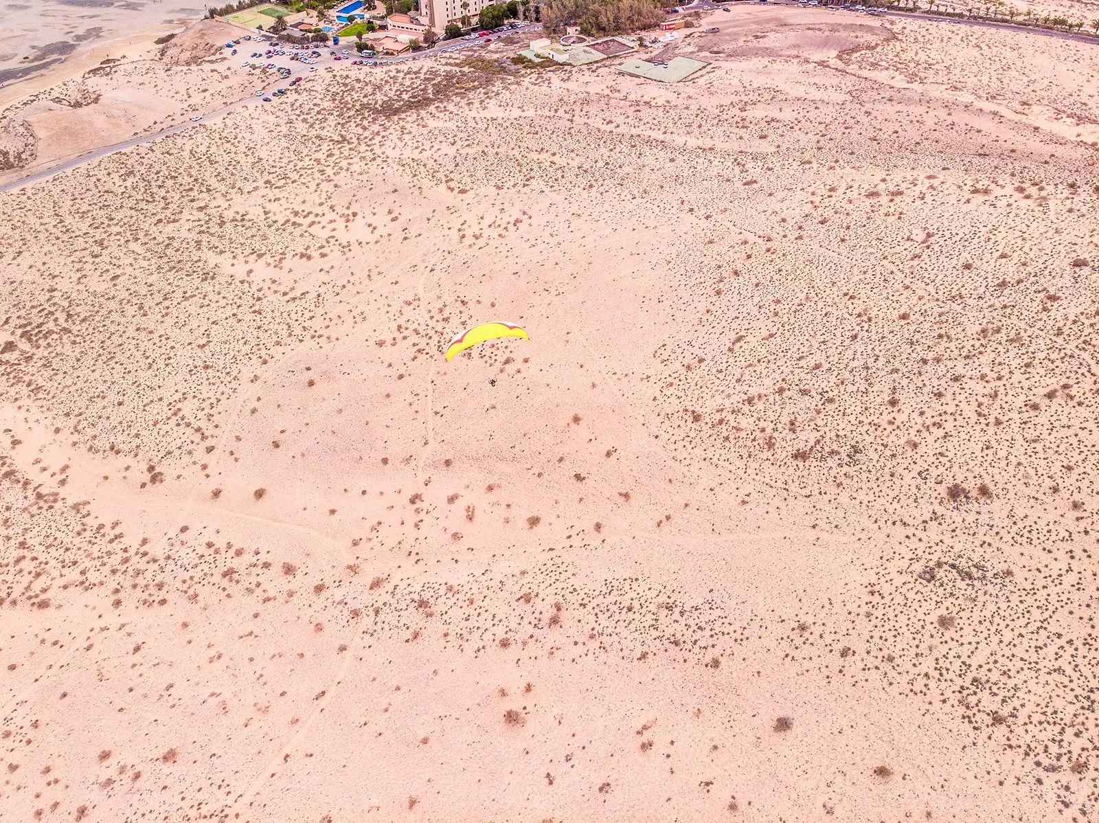 Parapendio sulla spiaggia di Risco del Paso.