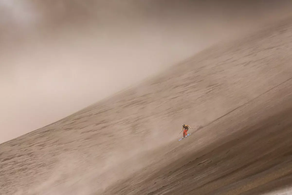 Descendriez-vous à ski sur un volcan en éruption ? Ils l'ont fait et l'ont enregistré !