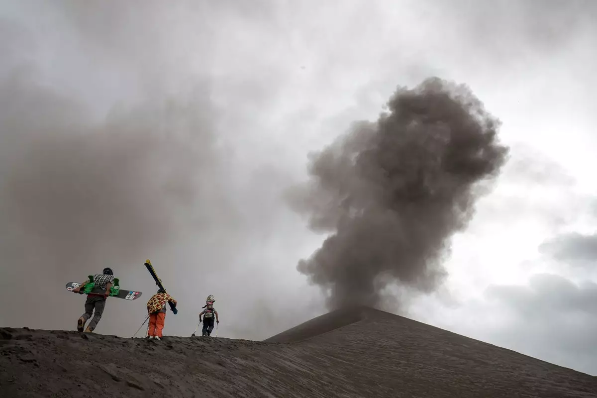 Você desceria de esqui em um vulcão em erupção? Eles fizeram e gravaram!