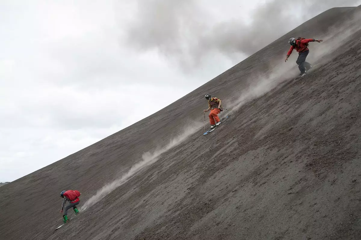 Esquiaries en un volc en erupció Ells ho van fer i ho van gravar