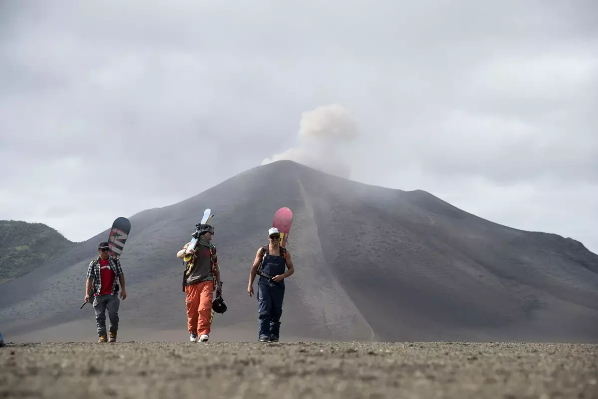 Myndirðu skíða niður eldfjall sem gýs? Þeir gerðu það og tóku það upp!