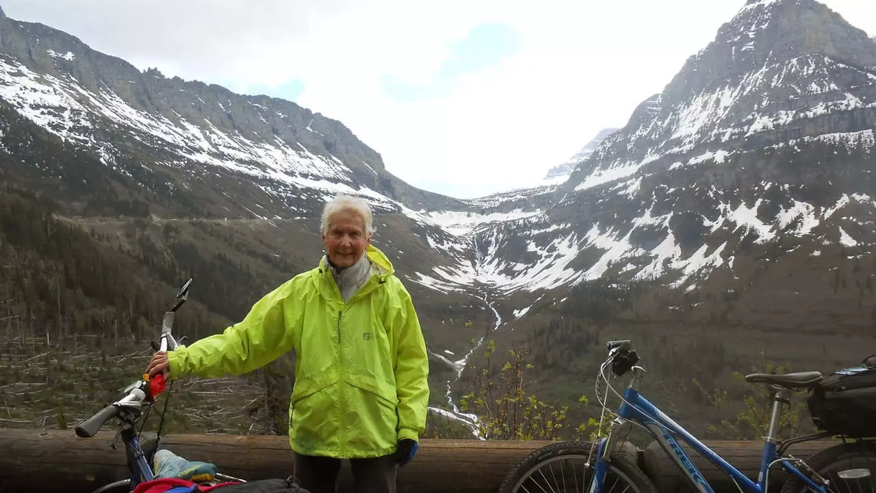 Aquesta besàvia fa des dels 65 anys que recorre el món amb bicicleta