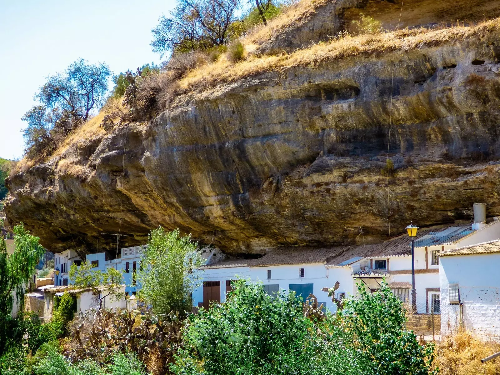 ကျောက်တုံးများကြားတွင် Setenil de las Bodegas ၏အိမ်များ ကျန်ရှိသည်။