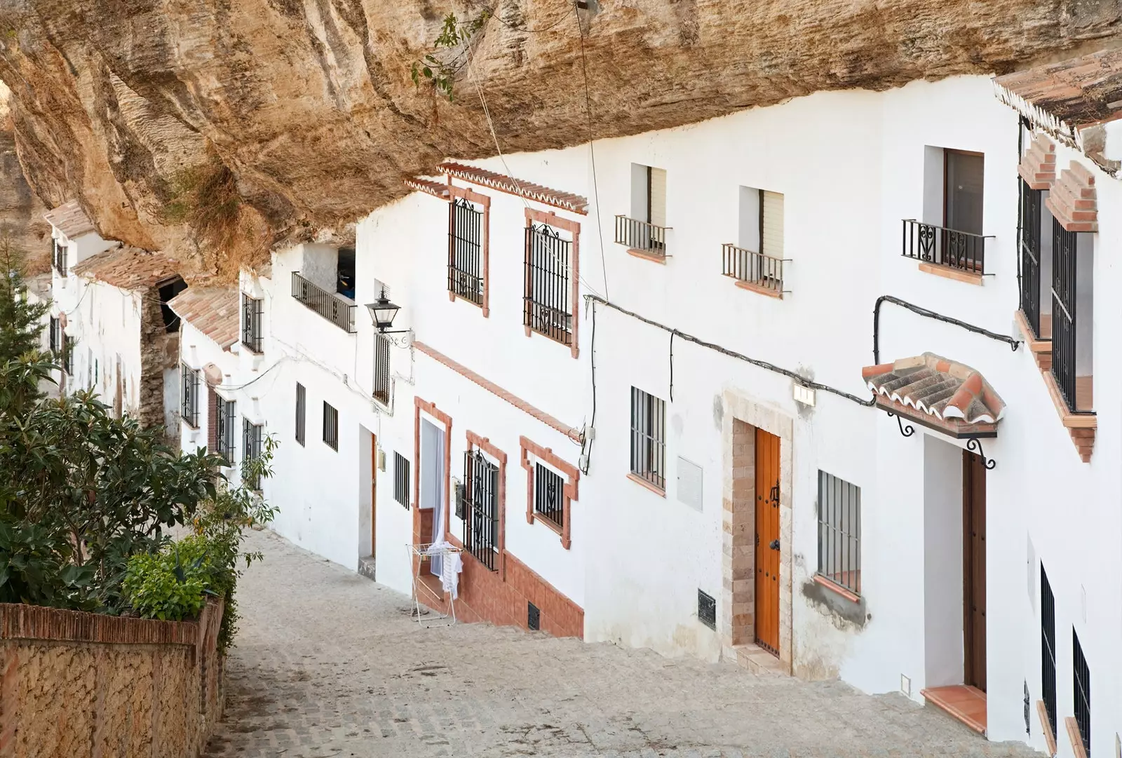 Die Häuser schmiegen sich in den Felsen von Setenil de las Bodegas