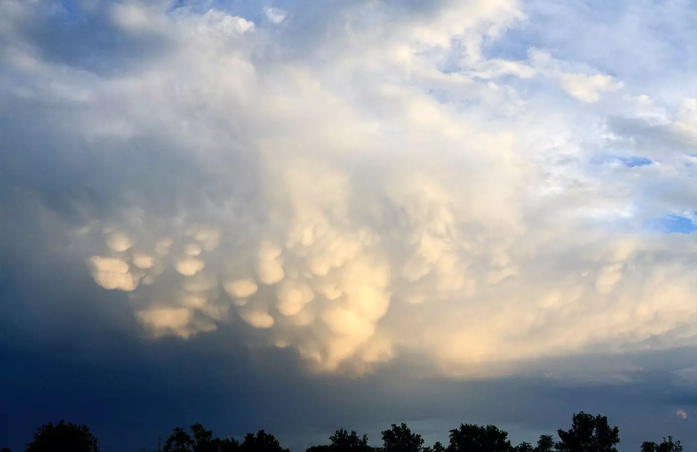 Oblaki Mammatus nastanejo, ko padajoči tok zdrobi oblak proti njegovemu vzponu