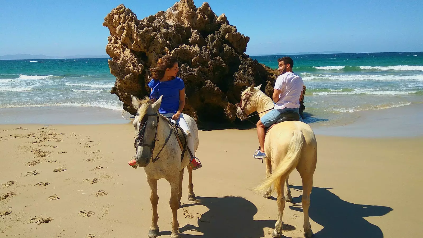 Trên lưng ngựa trên những bãi biển của Zahara de los atunes