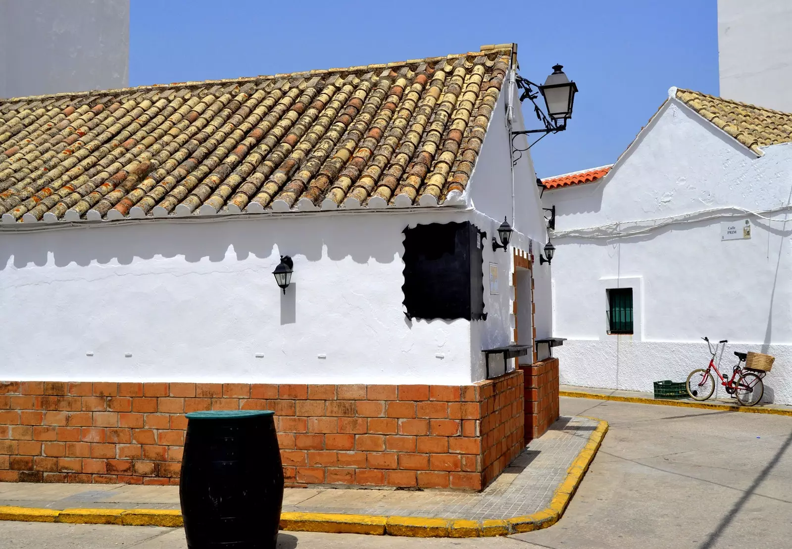 Die ruhigen Straßen im Zentrum von Zahara de los Atunes